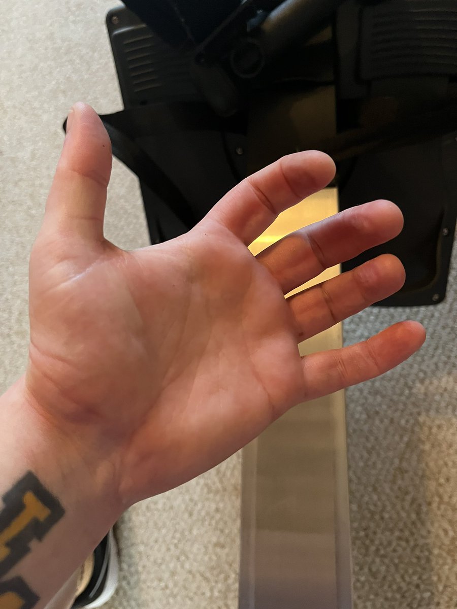 RachWilliamson0's tweet image. 10km single arm rowing - I do not recommend but I’ve always wanted to say I did it without stopping! 

Never again! 😆🤮💪🏻

@BritishRowing @Concept2UK @HelpforHeroes #SingleArm #IndoorRowing #HandCramp #ArmCramp #NeckCramp #CrampyCramp #Veteran #InvictusGames #Row #Rowing #SubHr