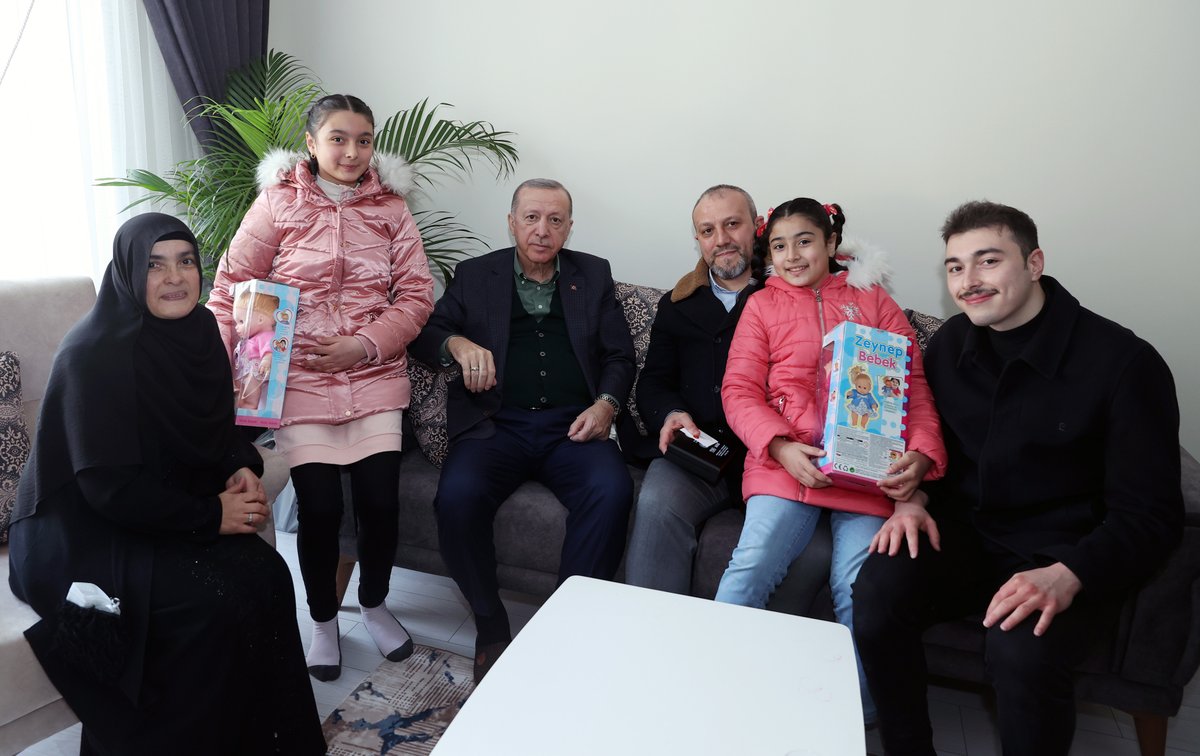 Cumhurbaşkanımız Recep Tayyip Erdoğan, Giresun Dereli-Doğankent Afet Konutlarında evini teslim alan bir aileye misafir oldu.