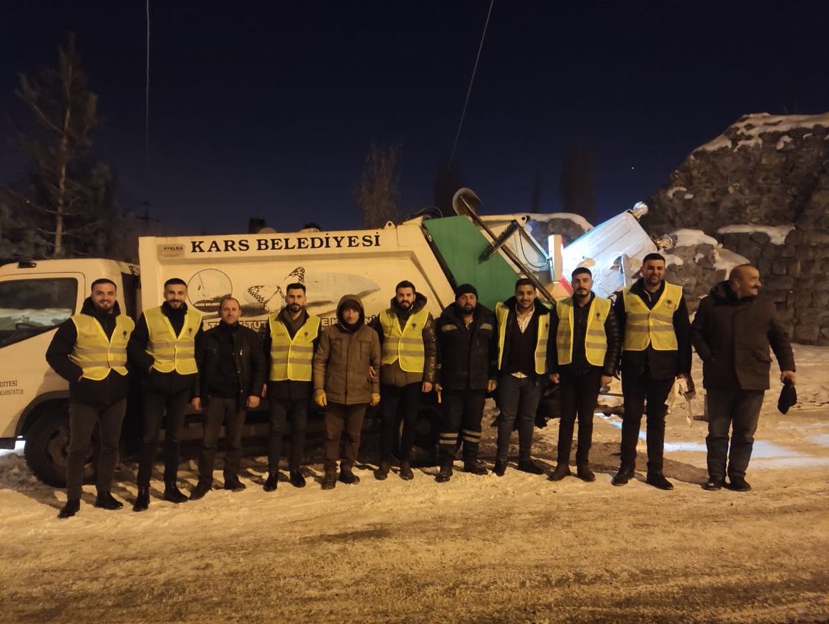 FatihBAYRAMBEY's tweet photo. Kars Belediyemizin fedakarca çalışan temizlik personellerini ziyaret ederek ikramlarda bulunduk.
Zorlu kış şartlarında fedakarca çalışan tüm işçilerimizden Allah razı olsun.
İyi ki varsınız… https://t.co/QRKA3rp0zi