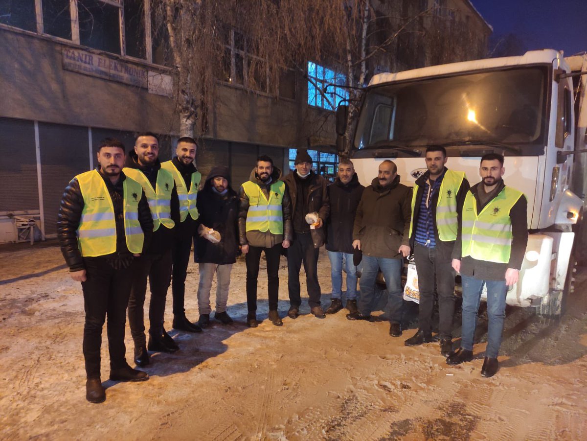 FatihBAYRAMBEY's tweet photo. Kars Belediyemizin fedakarca çalışan temizlik personellerini ziyaret ederek ikramlarda bulunduk.
Zorlu kış şartlarında fedakarca çalışan tüm işçilerimizden Allah razı olsun.
İyi ki varsınız… https://t.co/QRKA3rp0zi