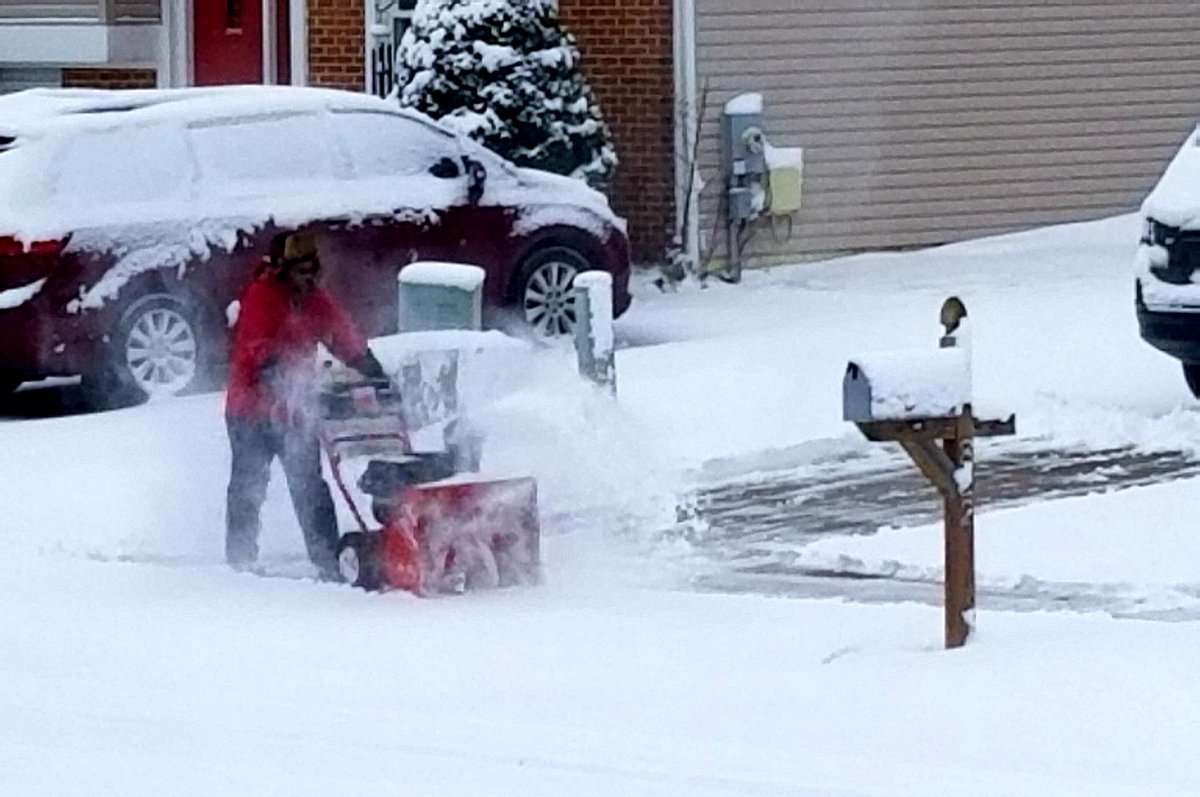 Delaware_DHSS's tweet photo. Kindness is snowblowing or shoveling a neighbor's driveway or sidewalk without being asked. Neighbors helping neighbors. #snowstorm #netde #snowde https://t.co/WTPOpE7Wx9
