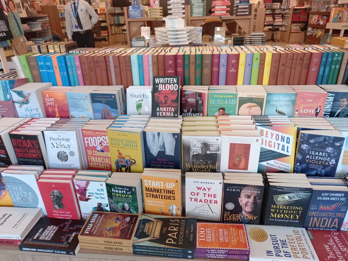 ankita_reflects's tweet photo. Thank You @JaicoBooksIN and Team @titlewavesMUM for the fantastic arrangement 🙂❤ #BookSigning #WrittenInBlood https://t.co/tYnSLOp0cB