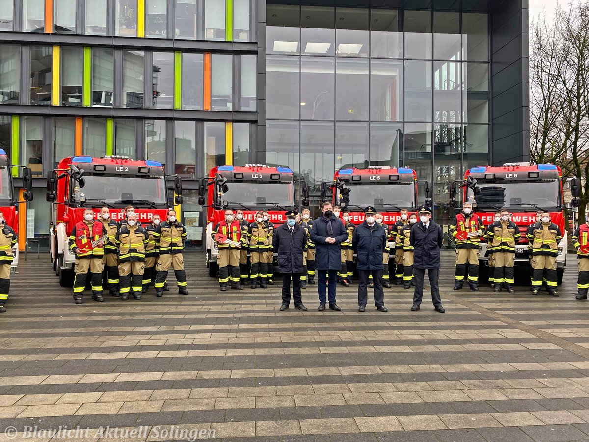 BlaulichtSG's tweet image. 🚨 Am Samstag, den 29. Januar 2022, hat Oberbürgermeister Tim Kurzbach sechs moderne Löschgruppenfahrzeuge des Typs „LF10″ an die ehrenamtlichen Brandschützerinnen und Brandschützer übergeben 🚨
blaulicht-solingen.de/sg-stadt-ueber…

@FW_Solingen #Solingen #LF10 #Löschfahrzeug #Freiwillige