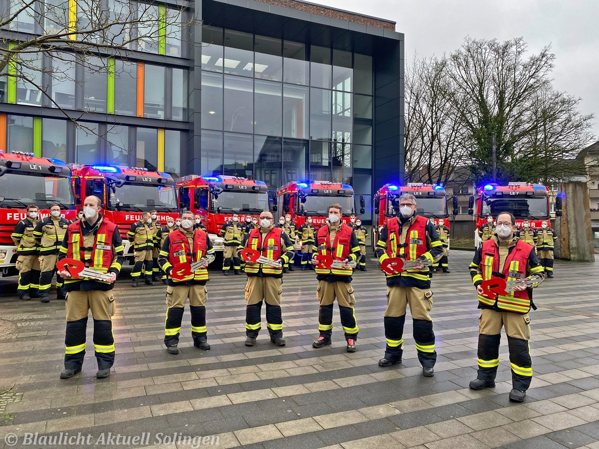 BlaulichtSG's tweet image. 🚨 Am Samstag, den 29. Januar 2022, hat Oberbürgermeister Tim Kurzbach sechs moderne Löschgruppenfahrzeuge des Typs „LF10″ an die ehrenamtlichen Brandschützerinnen und Brandschützer übergeben 🚨
blaulicht-solingen.de/sg-stadt-ueber…

@FW_Solingen #Solingen #LF10 #Löschfahrzeug #Freiwillige