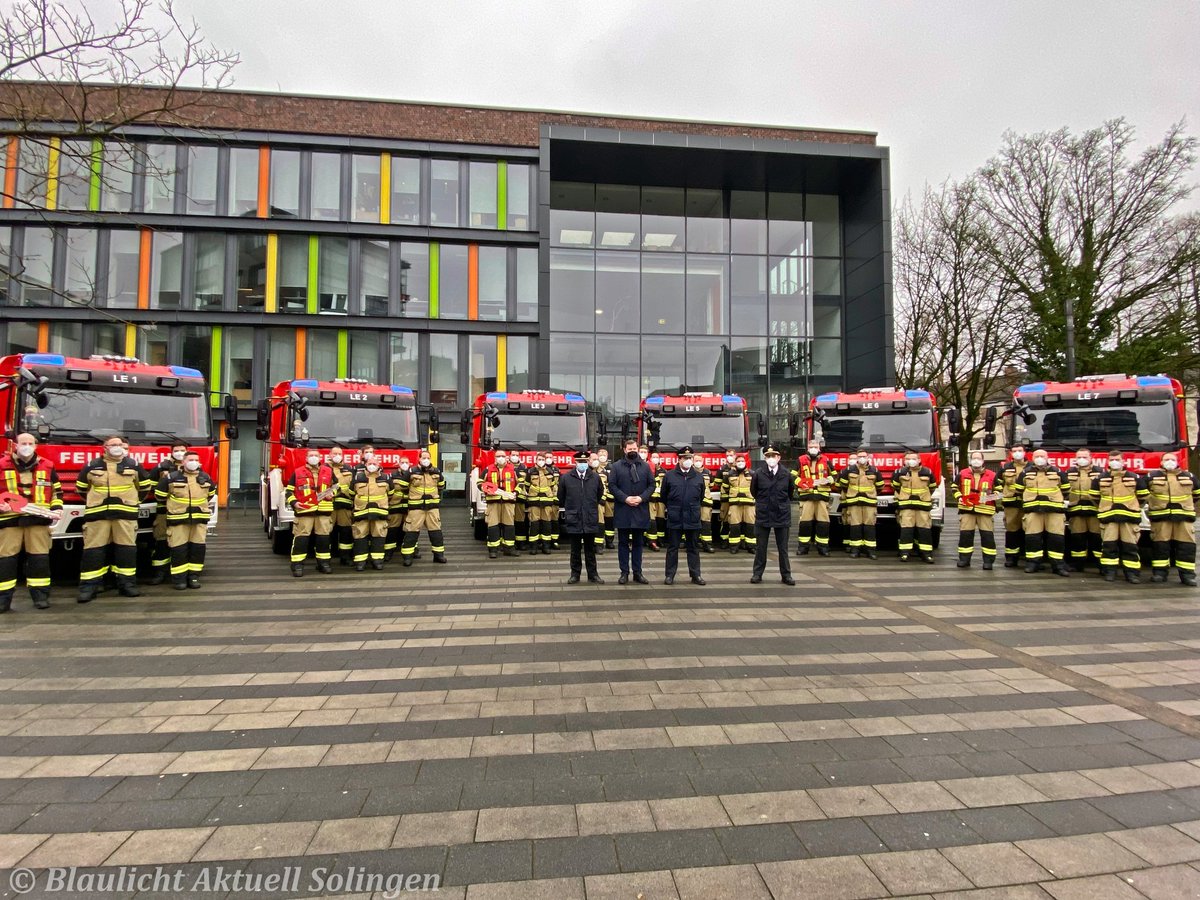 BlaulichtSG's tweet image. 🚨 Am Samstag, den 29. Januar 2022, hat Oberbürgermeister Tim Kurzbach sechs moderne Löschgruppenfahrzeuge des Typs „LF10″ an die ehrenamtlichen Brandschützerinnen und Brandschützer übergeben 🚨
blaulicht-solingen.de/sg-stadt-ueber…

@FW_Solingen #Solingen #LF10 #Löschfahrzeug #Freiwillige