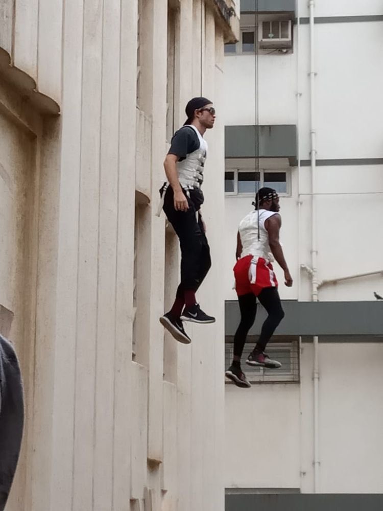 robdoingwhat's tweet photo. Robert Pattinson dangling in the air https://t.co/pYDKgj0GPp