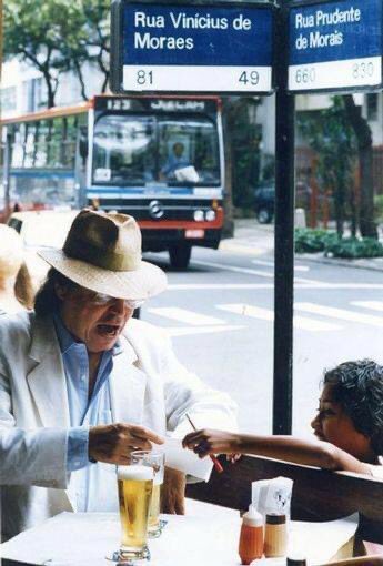 Fabato's tweet photo. O bar, o chope, o saleiro e o paliteiro de plástico, a esquina, a criança, o chapéu, o busão, a Vinicius, a Prudente. O Tom. O Rio.

Cabe um mundo nesta imagem. https://t.co/ZjDzvJ9Iq5