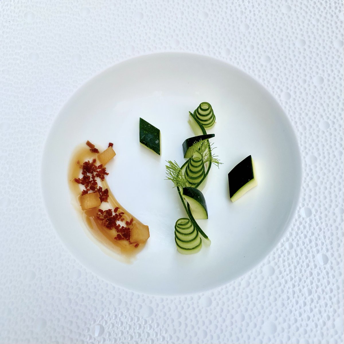TwoStomachs's tweet photo. The winning formula at @RestaurantSkina is to serve popular dishes using fresh local produce, make it to perfection and served them as an art piece paired with the best wine. Expect masterpieces for each of your dish from this two Michelin-star restaurant.