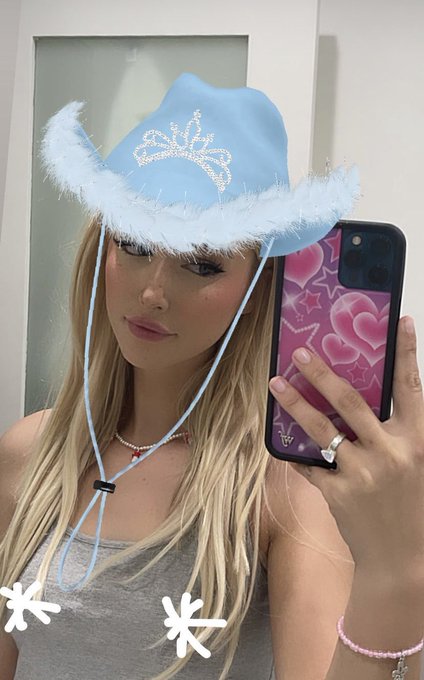 hi there cowboy ❄️🤠 https://t.co/RbCJssLk7d