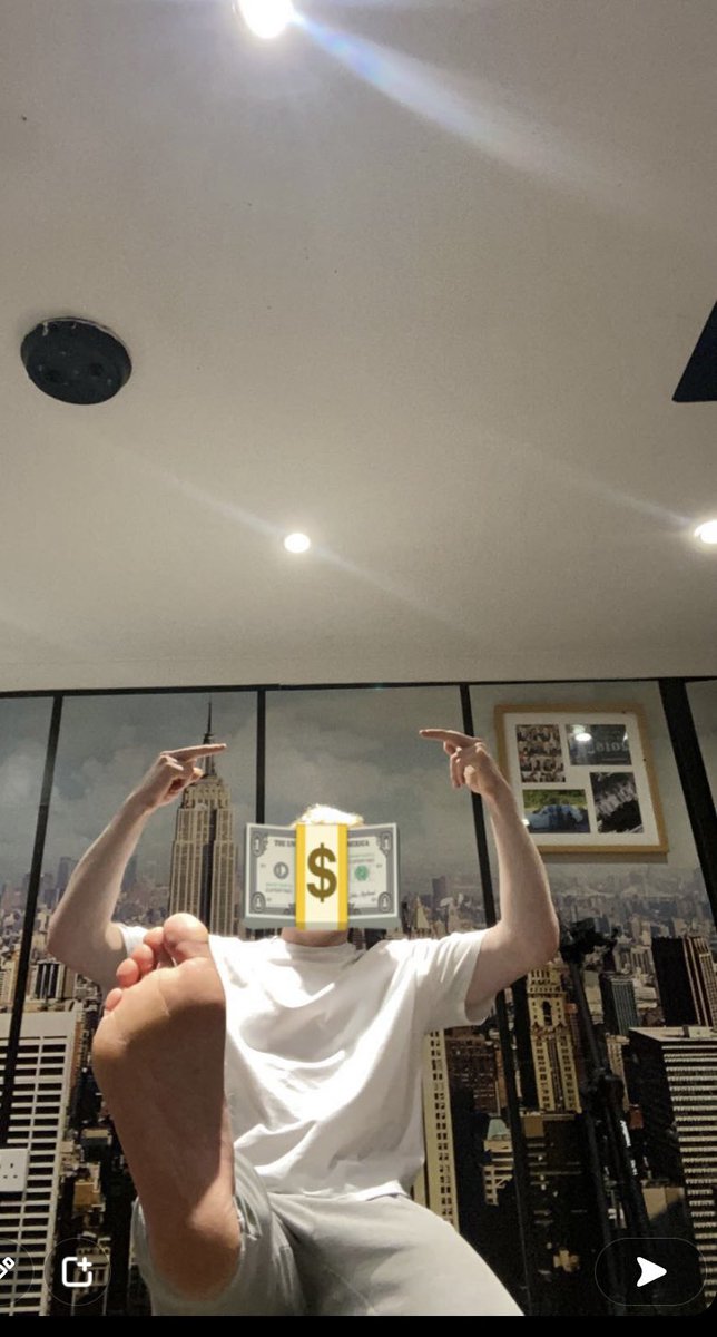 MasterGary12's tweet photo. Who’s paying for my drinks later losers #alpha #beta #cashapp #mastergary https://t.co/5cIFqqrCso