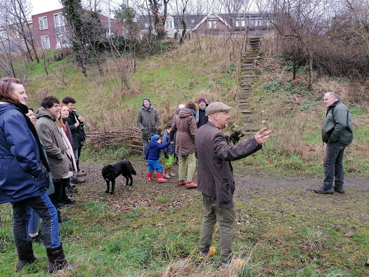 Zaterdagmiddag, ontmoeting en rondleiding van vrijwilligers #willemskwartier met andere belangstellenden bij het talud Spoorkuil Bottendaal. Rondleiding verzorgd door Ronald. Met versnaperingen en glühwein, heerlijk! #nijmegen
