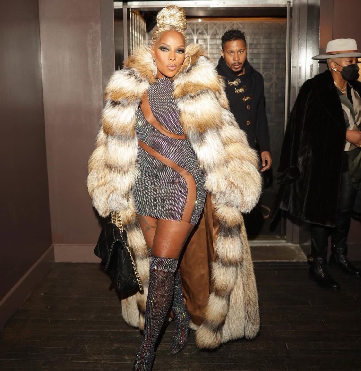 mefeater's tweet photo. #MEFDiscussions Mary J. Blige revealed that she will only be able to perform one song from her 30 year catalog at this year’s Super Bowl Half Time show. Which song should she pick? ✨ https://t.co/44n0K2Poax