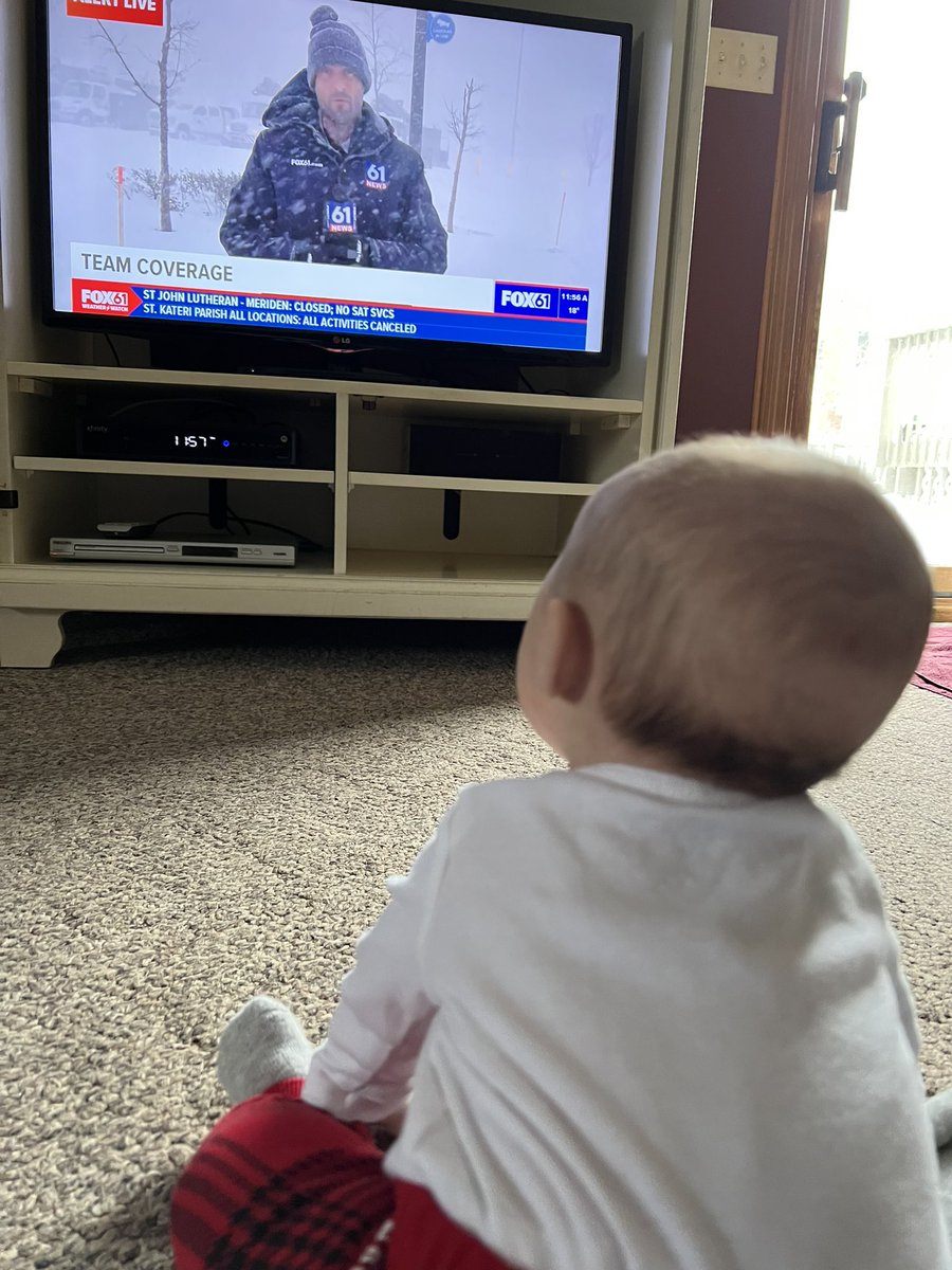 lifefullofsarah's tweet photo. 4 month old Madelyn staying up to date on her first nor’easter with her favorite news crew! @FOX61News #share61 @Keith_McGilvery https://t.co/h3ELMSI44I