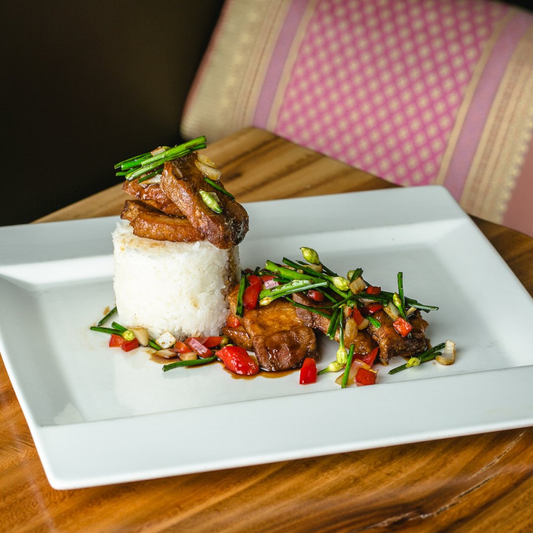 chaiyoatl's tweet photo. A Chef's Selection entree prepared by Chef DeeDee Niyomkul. Crispy pork belly, Thai basil, bell pepper, garlic, onion, chive blossom, Thai chili, jasmine rice. https://t.co/Mgs9yGT81r https://t.co/unuQzCoyi3