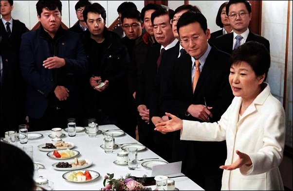Sydblues9's tweet photo. @mediatodaynews 두손모으고, 참 공손하더라.... 이게 니들이 권력앞에서 비굴한거야.
부끄러운줄 알아야지.
참. 니들은 어떤 권력앞에서는 참 당당해... 좀 일관되게 살아라.
그러면 기레기 소리 안들을거야. https://t.co/IcbO2LaHf3
