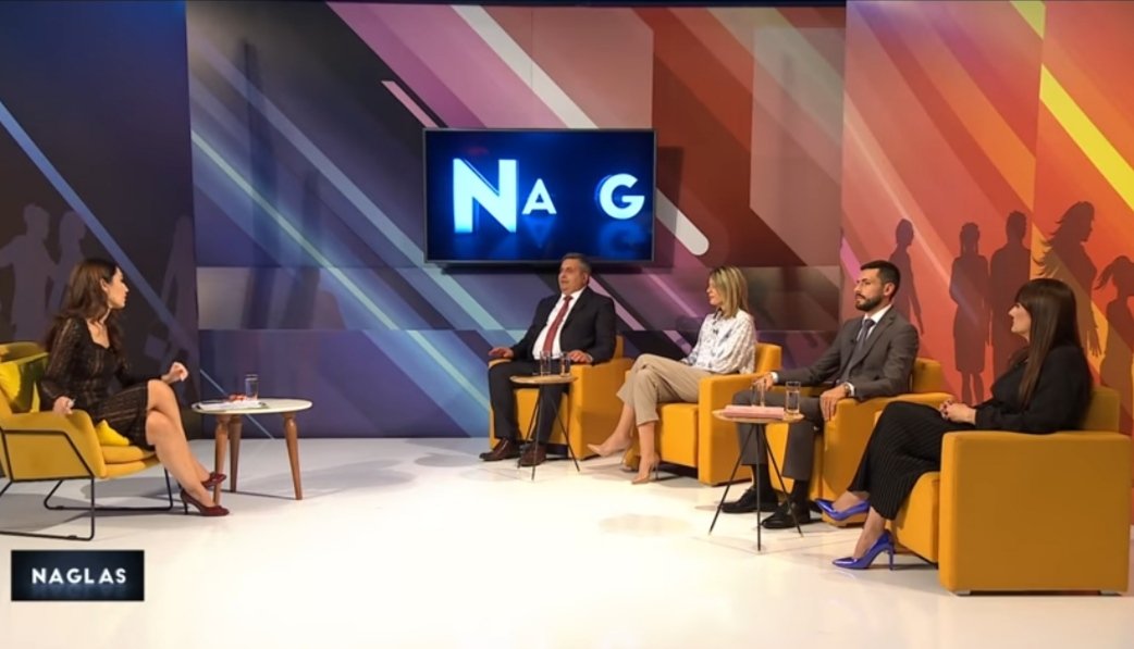 pavicevicj's tweet photo. Kada u TV debatama gostuju samo političari, može se steći utisak njihove samodovoljnosti i prilično lošeg uticaja na javno mnijenje. Zato im, u javnim nastupima, uvijek treba dodati nekog uljeza kao što je to uradila Marija Marković, u 1.emisiji NAGLAS https://t.co/9MPanSAJ9J https://t.co/K5rUVfFeF2