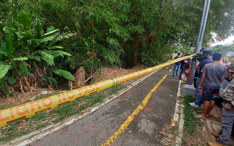 kesedice's tweet photo. #ATENCIÓN 🔴 |  Hace pocos minutos se reportó el hallazgo de un cuerpo sin vida, al parecer en alto grado de descomposición, por la quebrada que pasa por el barrio #Lagos2, cerca del colegio Vicente Azuero. Las autoridades hacen presencia para inspeccionar el cadáver. 
#KéSeDice https://t.co/vtb3GKdgxk