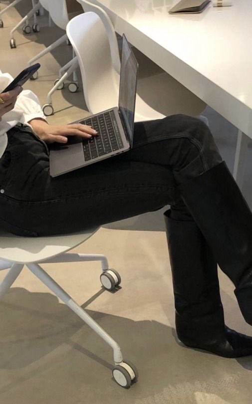ralphlaurcnt's tweet photo. saturday — studying, online shopping, long baths and walks around the park https://t.co/zzBdTeDG4m