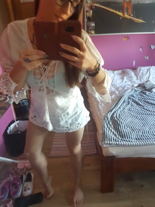 Hey Hey. Wenn ich 1000 Followers erreiche w&uuml;rde ich neue Anal Video hochladen https://t.co/uRV4T4eo5