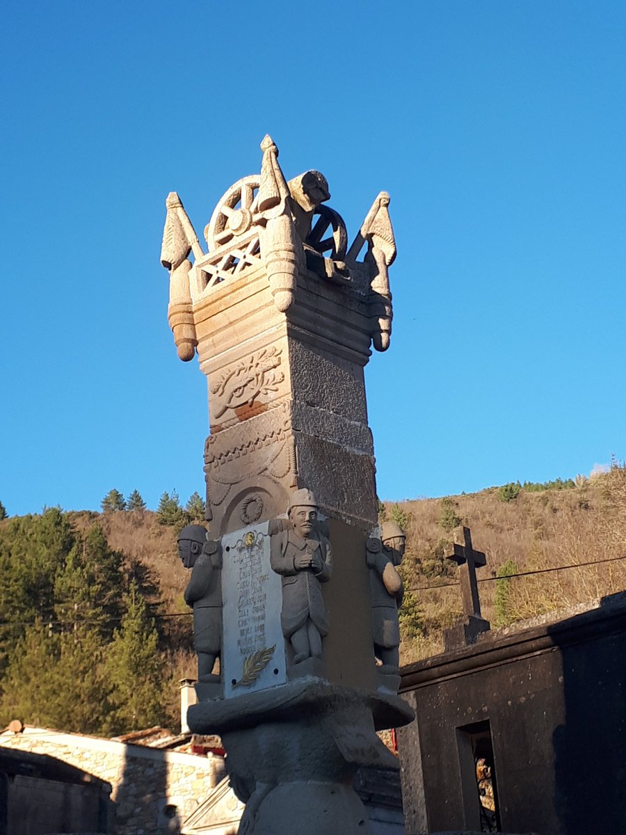 gillesbgnc's tweet photo. Curieux monument aux morts #1GM
#Camplong #Hérault
Au sommet canon de 75
4 poilus angles obélisque qui écrase 1 aigle mort empalé sur 1 casque à pointe.
S/ massif de la base 1 femme éplorée.
Calcaire local
Sculpteur du village Denis Bousquet qui a aussi réalisé tombe familiale https://t.co/KTULhZudBU