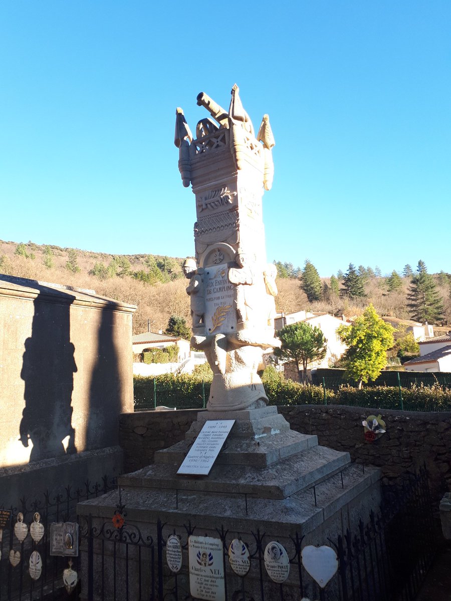 gillesbgnc's tweet photo. Curieux monument aux morts #1GM
#Camplong #Hérault
Au sommet canon de 75
4 poilus angles obélisque qui écrase 1 aigle mort empalé sur 1 casque à pointe.
S/ massif de la base 1 femme éplorée.
Calcaire local
Sculpteur du village Denis Bousquet qui a aussi réalisé tombe familiale https://t.co/KTULhZudBU