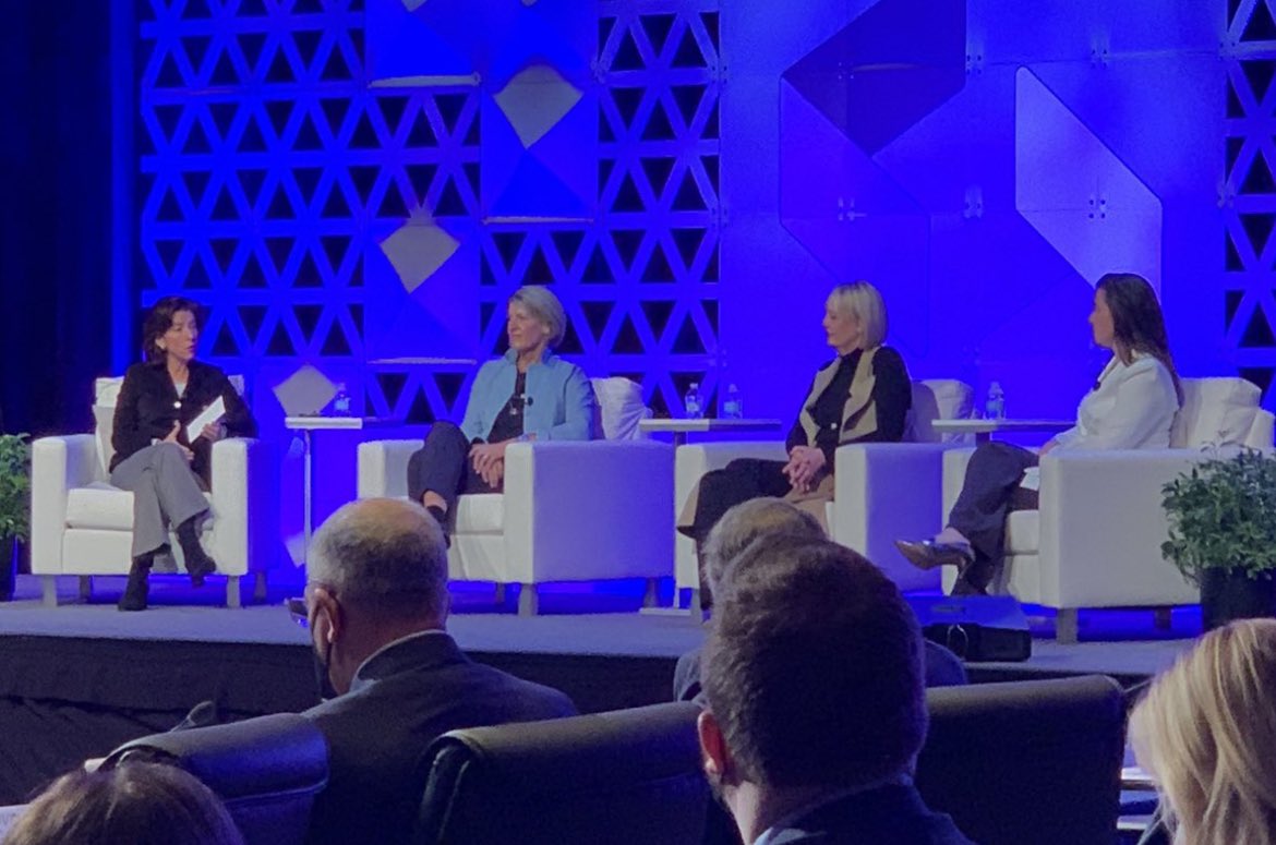 hadip's tweet photo. A strong message for K-12 computer science at today’s meeting of the US National Governors Association. Governors and CEOs share the the importance of teaching foundational computer science to every child. @NatlGovsAssoc @AsaHutchinson @jaredpolis @GinaRaimondo @JulieSweet https://t.co/KBGWAscnpR