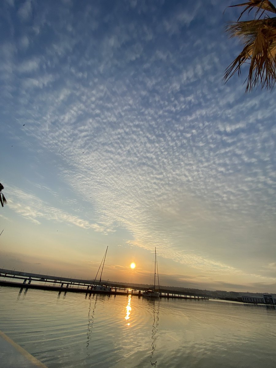 Bir gökyüzüne dinleniyor içimizde..
#kiyiistanbul #iyiaksamlar #cumartesi #buyukcekmece