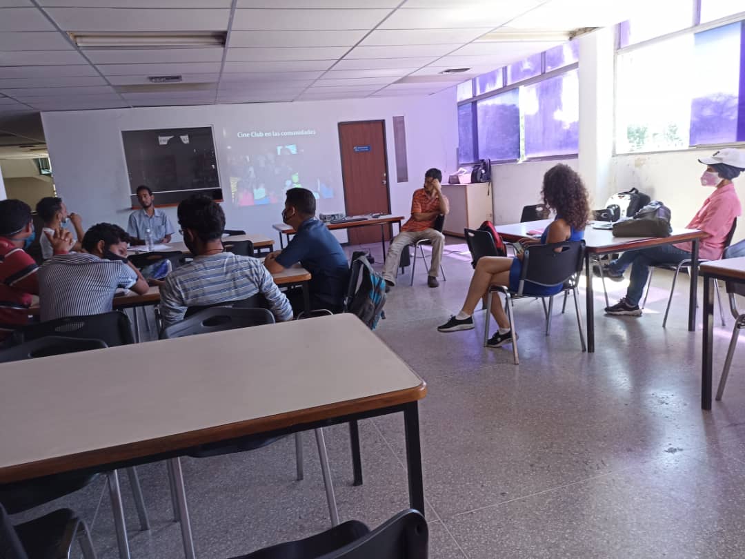 Mppc_Aragua's tweet photo. #PuebloEnDefensaDeLaPaz #AlMomento Desarrollo en #Aragua de taller "ABC del Cineclubismo" en los espacios de @AraguaLee, preparado por @CNAC_Venezuela y dictado por @Andyevolucion
para celebrar los #125años del #CineVenezolano, con acompañamiento de @Mppc_Aragua y @redcinearagua https://t.co/kSeZbD2k3T