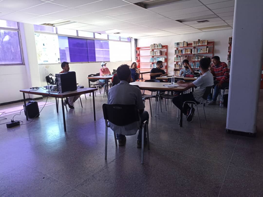 Mppc_Aragua's tweet photo. #PuebloEnDefensaDeLaPaz #AlMomento Desarrollo en #Aragua de taller "ABC del Cineclubismo" en los espacios de @AraguaLee, preparado por @CNAC_Venezuela y dictado por @Andyevolucion
para celebrar los #125años del #CineVenezolano, con acompañamiento de @Mppc_Aragua y @redcinearagua https://t.co/kSeZbD2k3T