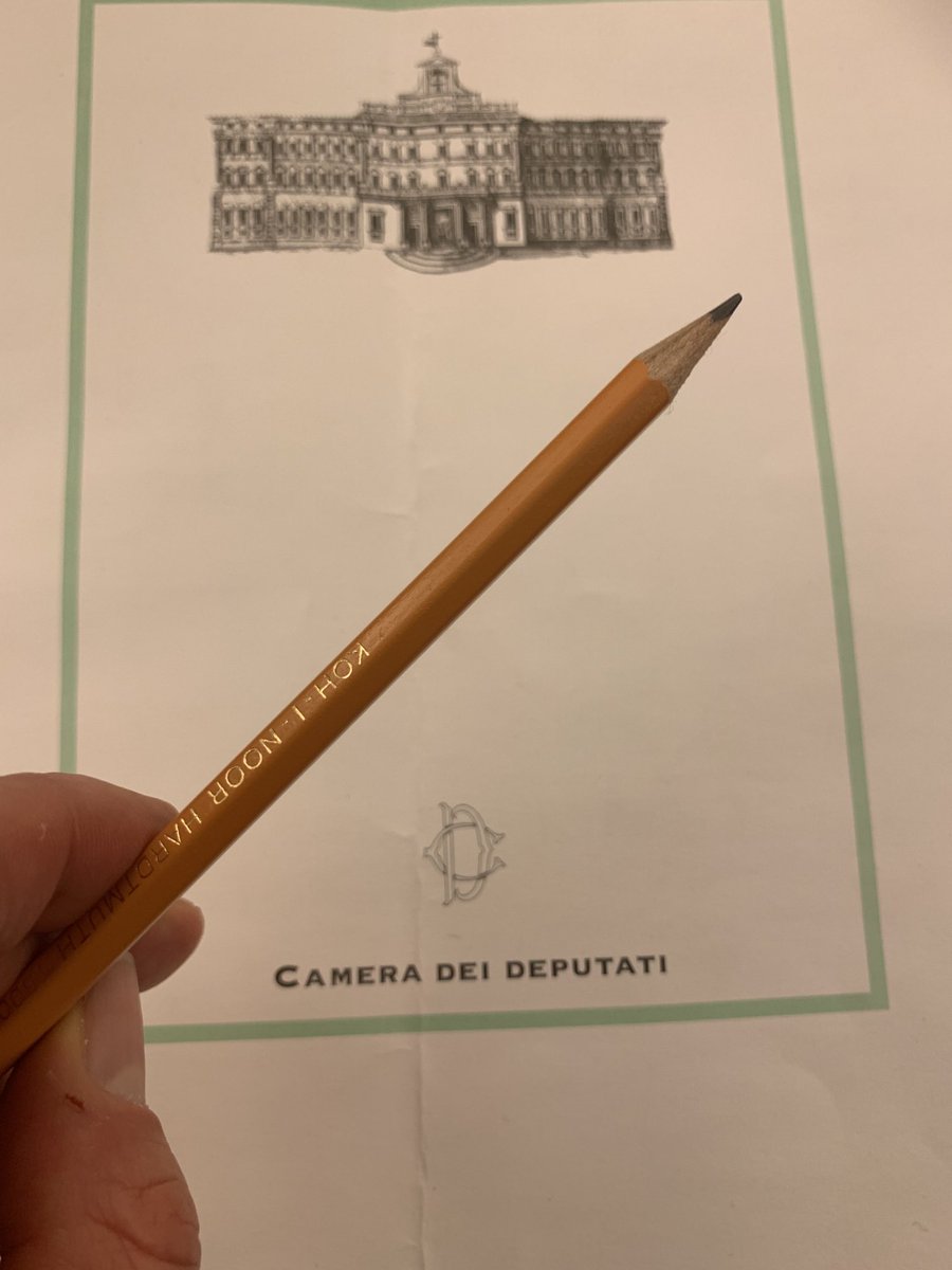 La matita con la quale ho appena votato #Mattarella. Me la tengo tra i ricordi. Belli.