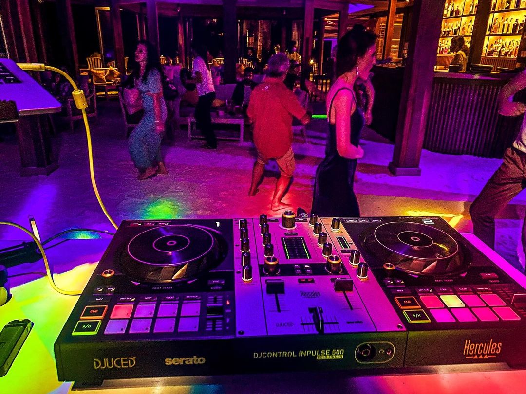 #SetUpSaturday | We'll never get enough of seeing your setup photos in unique spots! <a href="/djgmaldives/">DJGMALDIVES</a> is spinning on his limited edition controller on the beach - talk about faaaancy 🌞