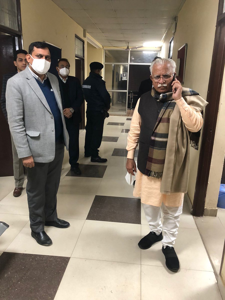 DiprHaryana's tweet photo. मुख्यमंत्री श्री मनोहर लाल ने गुरुग्राम में MCG कार्यालय में औचक निरीक्षण किया। मुख्यमंत्री ने वहॉं मौजूद अधिकारियों से रात में शहर की साफ़ सफ़ाई के बारे में जानकारी ली और जरूरी दिशा निर्देश दिए।
#Haryana #DIPRHaryana https://t.co/Vwi1BsIaBv