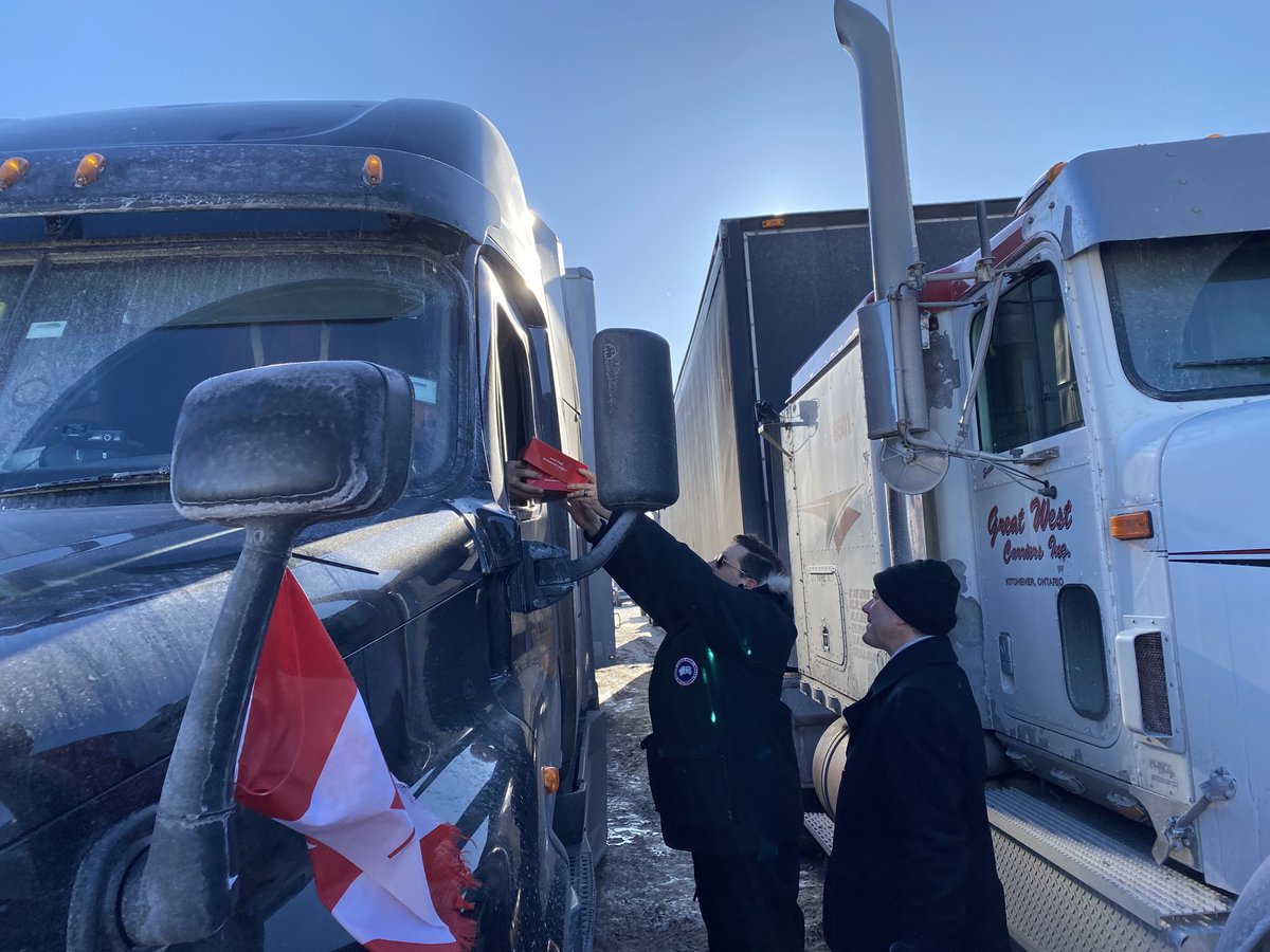 PierrePoilievre's tweet image. The truckers I’ve met today have been peaceful, kind and patriotic.
I’ve not seen anyone dressed up in blackface or other racist costumes.
#TruckersNotTrudeau