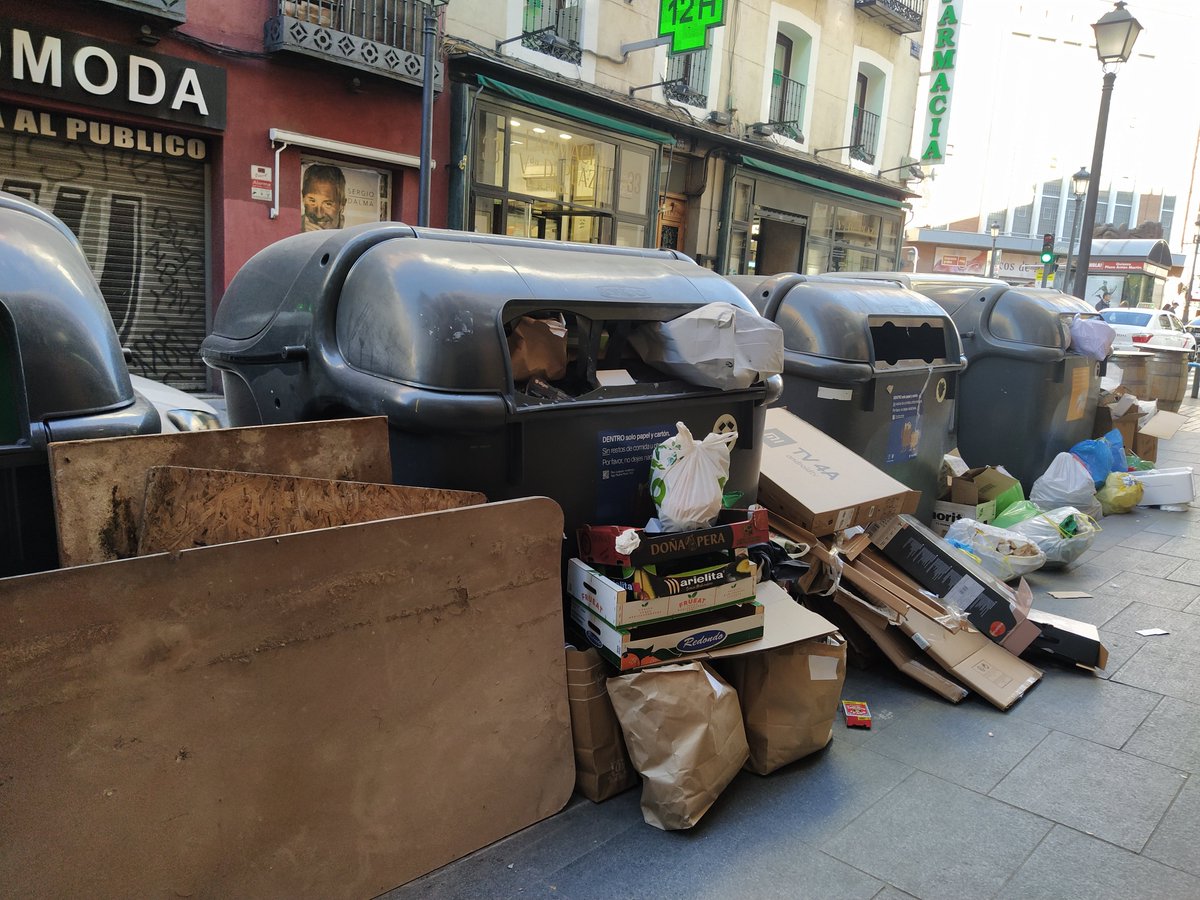 Mersaya3's tweet photo. Viernes 29 -1
En pleno centro de Madrid
 Calle Magdalena esquina a Antón Martín https://t.co/UaB1oL4DtZ