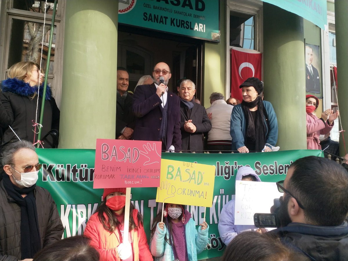 Basad_93's tweet photo. İlhan Gülek, Cihat Tamer, Gülsen Tuncer, Cezmi Baskın , iskender Doğan, Mert Asutay, Ergin Gülen, Savaş Tuğsavul ve bir küçük öğrencimiz konuştu. Yüzlerce Bakırköylü, "konağıma dokunma"sloganı attı. 

#tarihimedokunma 

@TCKulturTurizm @MehmetNuriErsoy @ekrem_imamoglu https://t.co/CzniNVVw8d