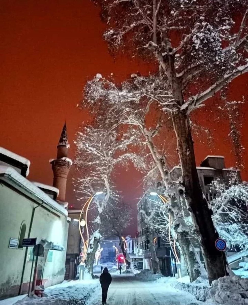 zilekultur's tweet photo. Zile 1983 yılından beri böyle bir kar görmedi.
Şehir merkezinde 103cm Köylerde 180cm ye varan beyaz bereket.
Teşekkür ederiz Rabbim. https://t.co/PrUBErLGUI