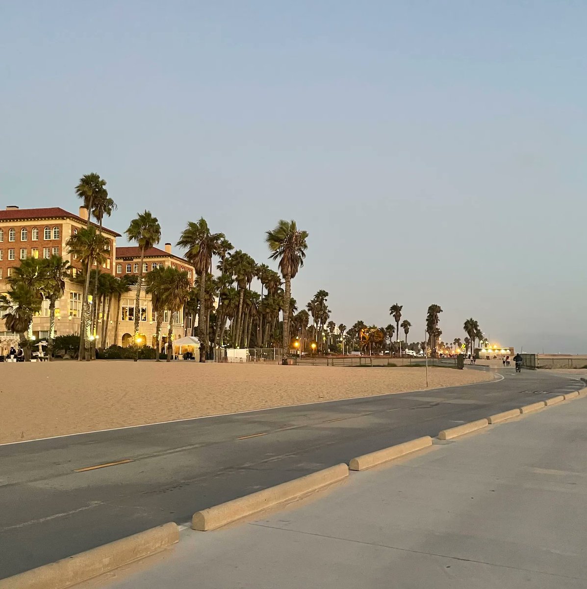 annikahylmo's tweet photo. The iconic historic Santa Monica beach hotel Casa del Mar dating back to the days of Santa Monica as a curative resort. I'll take a meeting there, anytime.
#localhotel #casadelmar #santamonicahotel #productionmeeting #scriptmeeting https://t.co/4ixCPBL5Va