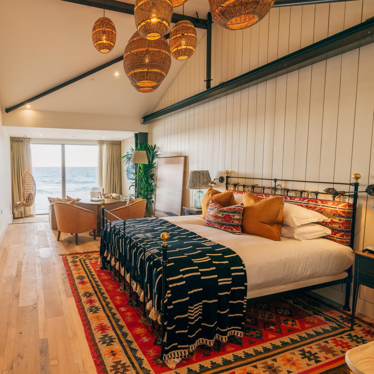 TheCornishBedCo's tweet photo. Seventh heaven...or one of seven beach lofts at @watergatebay!

Beach loft 105 with a freestanding bath with views of the horizon and a hanging chair in the window also features our Cast Iron Rebecca bed...

📸 Courtesy of @watergatebay by @lewisharrisonpinder https://t.co/vMONcctR3Y