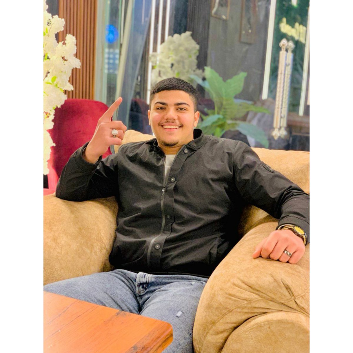 ثم يعوضكَ الله بِما يليق بِقلبك.🖤✌️'