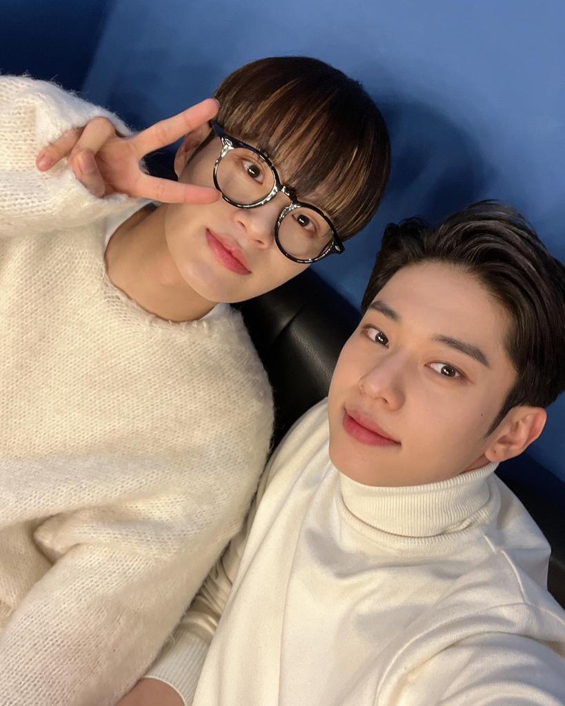 ( 📷 | 290122 ) ab6ix_official Instagram (Donghyun y Daehwi).
"Feliz cumpleaños a nuestro maknae de oro😽🥰😀💙"
🔗: instagram.com/p/CZT6_m9hNUT/

━━━
#AB6IX #에이비식스 #전웅 #김동현 #박우진 #이대휘 <a href="/AB6IX/">AB6IX</a> <a href="/AB6IX_MEMBERS/">AB6IX_MEMBERS</a>