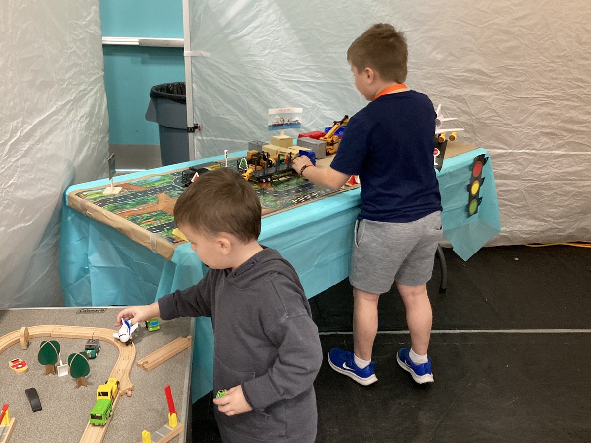 MrsSusieSummers's tweet photo. Had an amazing morning at the @ccpssteam Expo with my family, colleagues, and students! #bestdayever @NPESharks @collierschools @ArellanoNPE https://t.co/Y1hCwuV8Kv