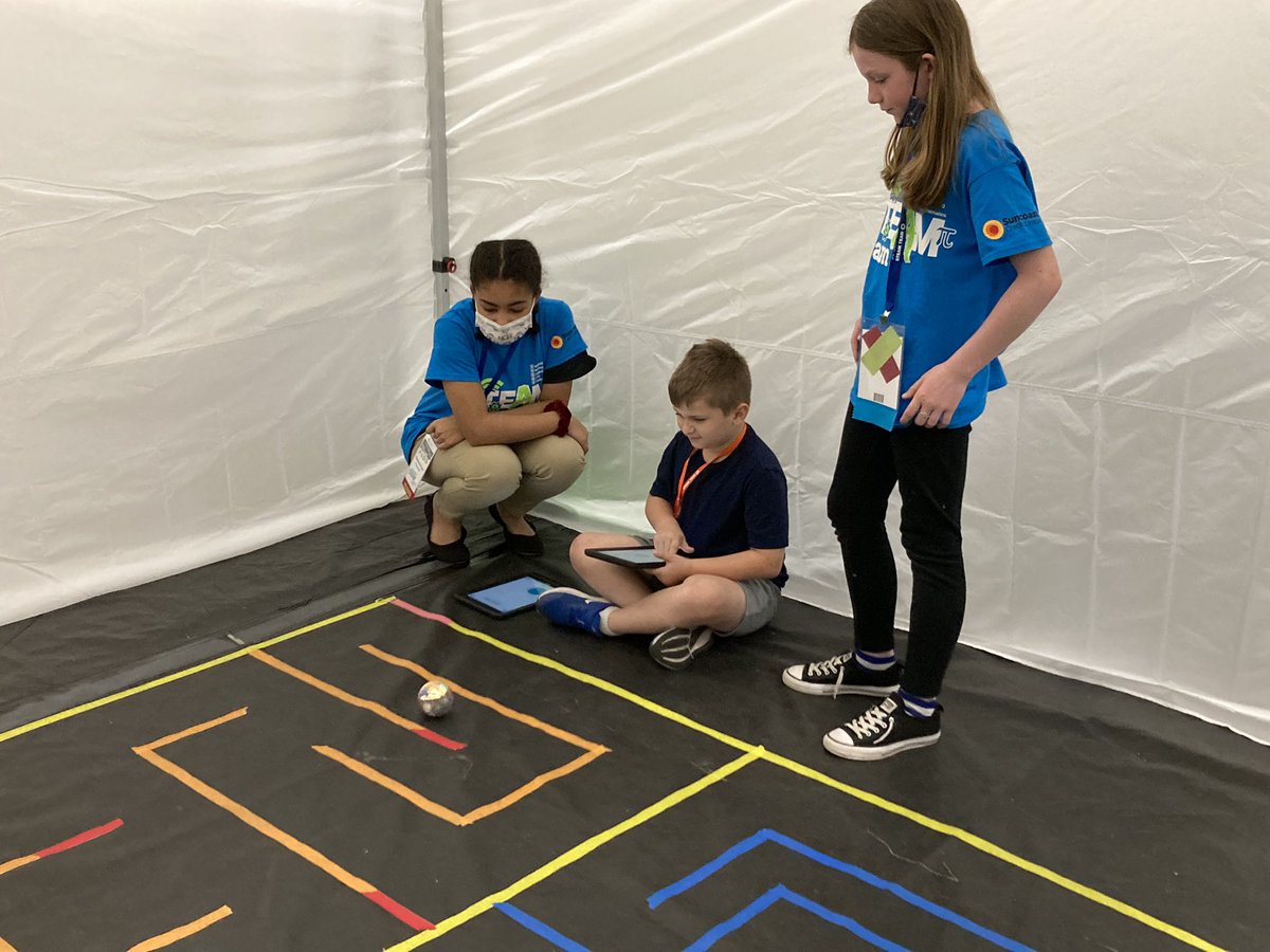 MrsSusieSummers's tweet photo. Had an amazing morning at the @ccpssteam Expo with my family, colleagues, and students! #bestdayever @NPESharks @collierschools @ArellanoNPE https://t.co/Y1hCwuV8Kv