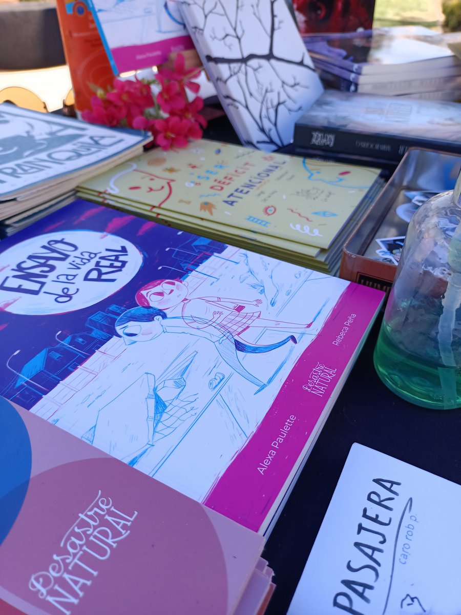 En la feria del libro de @pueblitodechampa  ❤️
.
ID: Fotografía. Sobre una mesa negra varios libros. De arriba a abajo: Aquí y Ahora, La vida tranquila, Ser Déficit Atencional, Ensayo de la vida real, Pasajera.
.
#desastrenaturaled #desastrenaturalediciones #librosrecomendados
