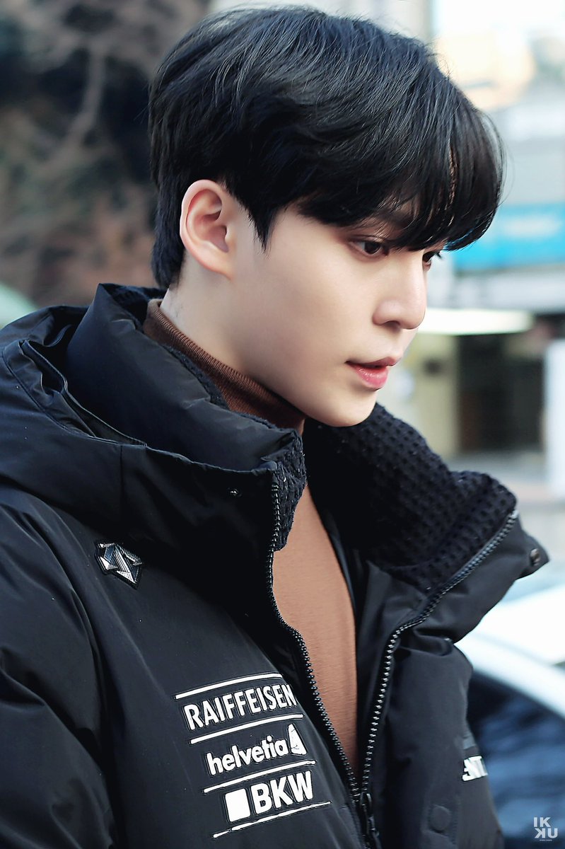 yunhofilibuster's tweet photo. 흑발에 롱패딩 https://t.co/MxexS1i159
