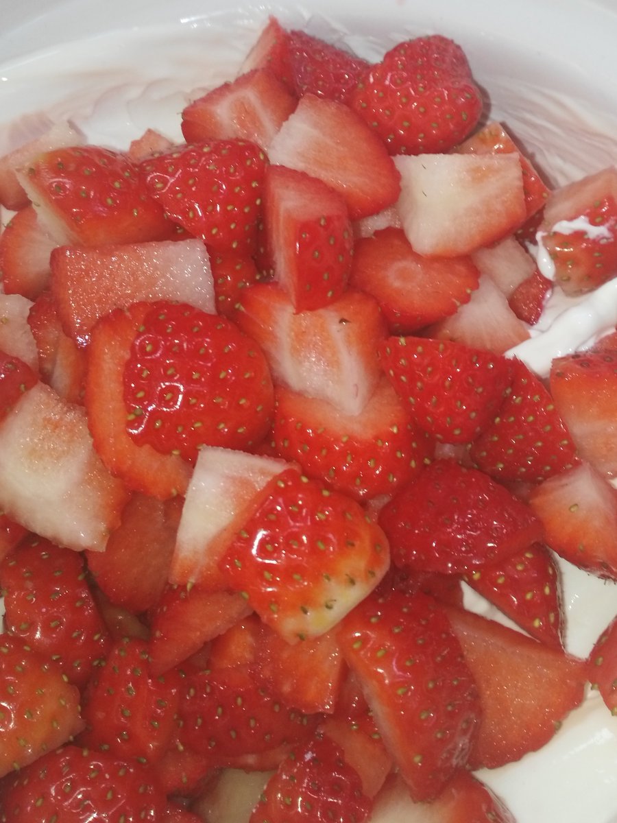 Die ersten spanischen Erdbeeren 2022 ;-) Konnte es gar nicht erwarten - mit Vanille-Quarkcreme by <a href="/Kochbox/">SpanishFoodCorner</a>. #strawberry #Erdbeeren #fresa #vanilla
#creamy #quark #Vanille #desserts #fruits #Trending #HealthyFood #goodfood