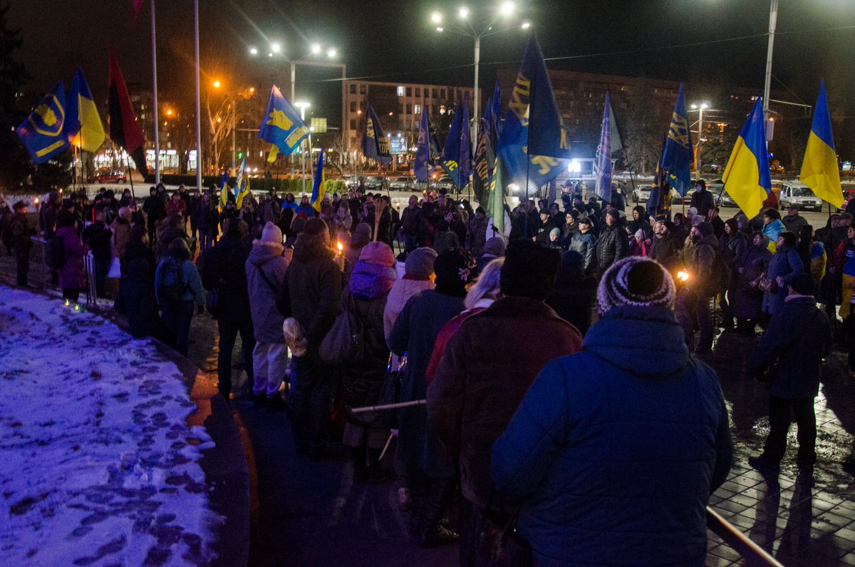 Nationalcorpszp's tweet photo. Націоналістичні сили міста пройшлись ходою через центр Запоріжжя, щоб вшанувати пам'ять Героїв Крут. Патріоти запалювали смолоскипи та фаєра, розгортали прапори, вшановували крутянців хвилоною мовчання 

https://t.co/6XADGNUTvk https://t.co/U3xWbz2n5o