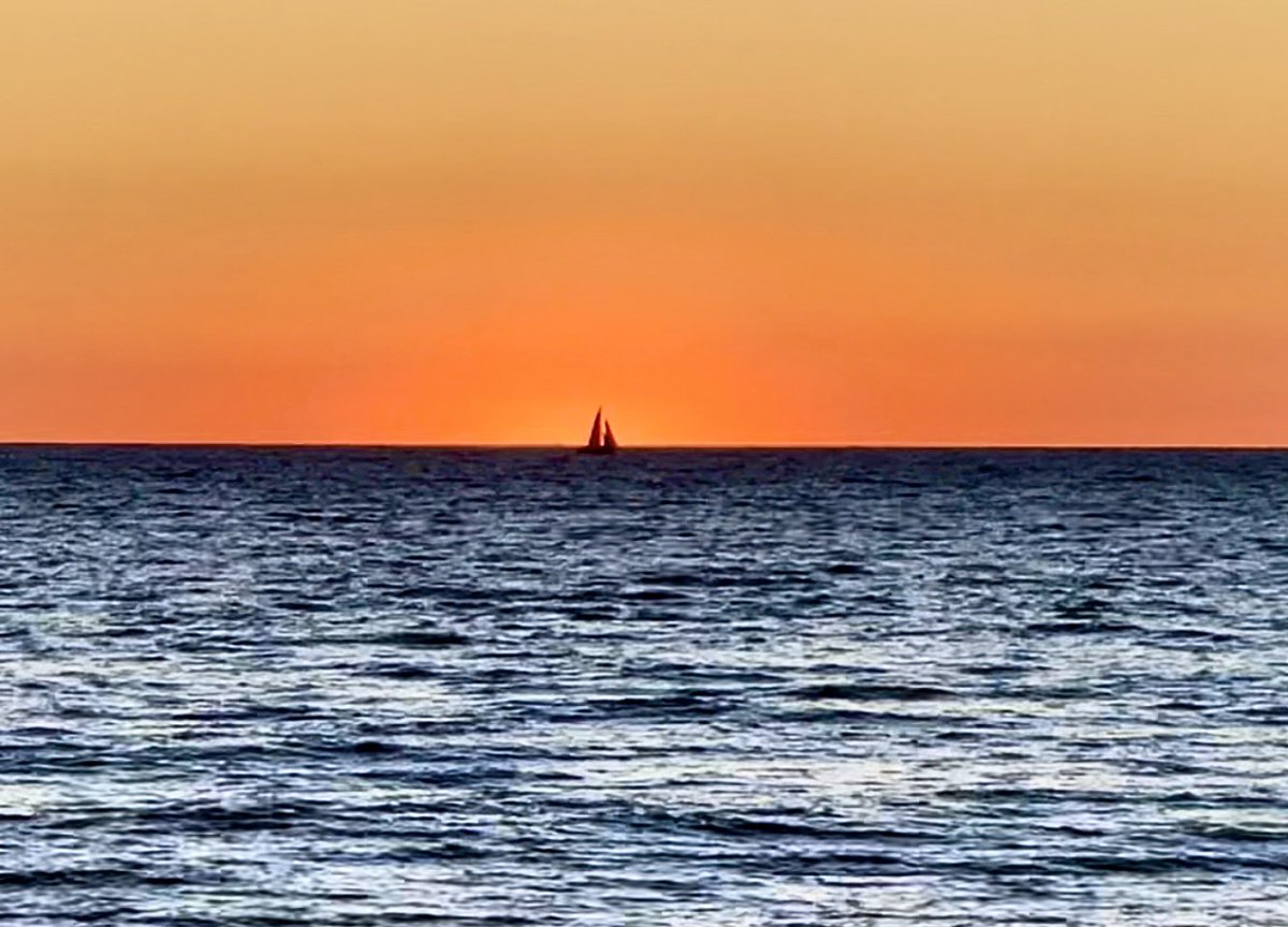 StefanoFilasto's tweet photo. Se solo potessimo fermarci un istante, ogni giorno e ricordare che esiste questo. #mare #tramonto #spiaggia #colori #vita https://t.co/iKM1p3FYVl