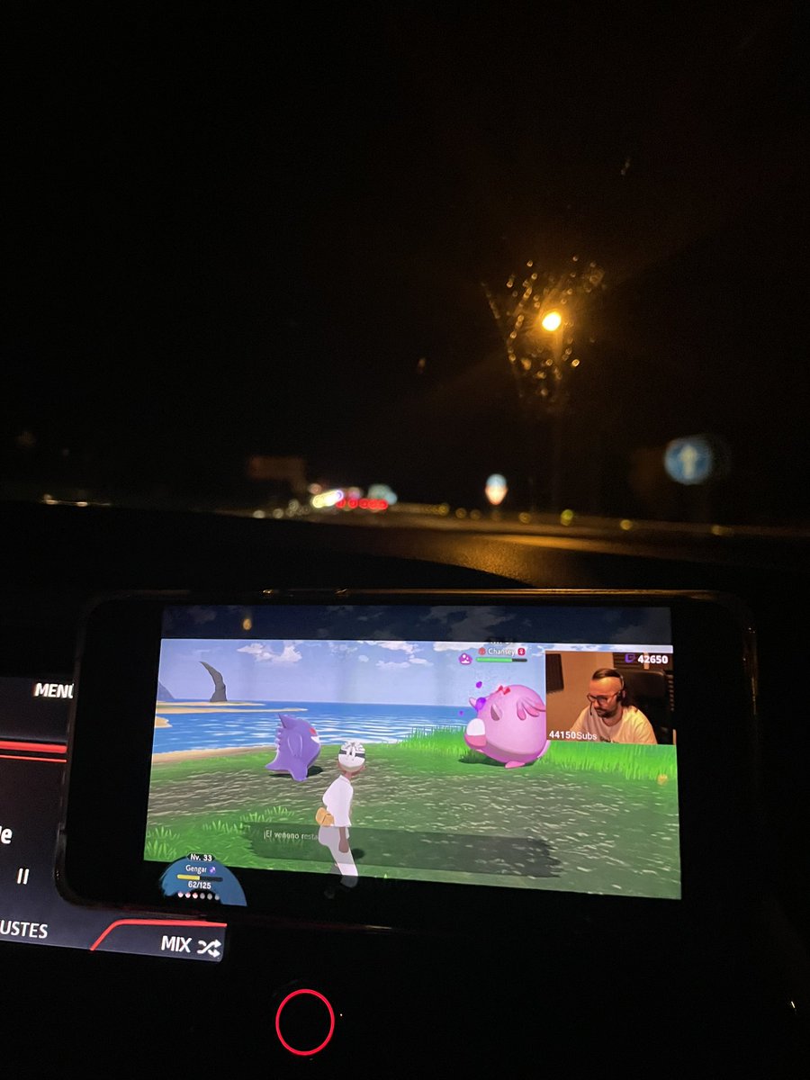 PqrMonster's tweet photo. Viendo al @elxokas en el trayecto Madrid-Ramales(400km) para no dormirnos. Padre siempre salvando vidas! https://t.co/vioClUvZ2d