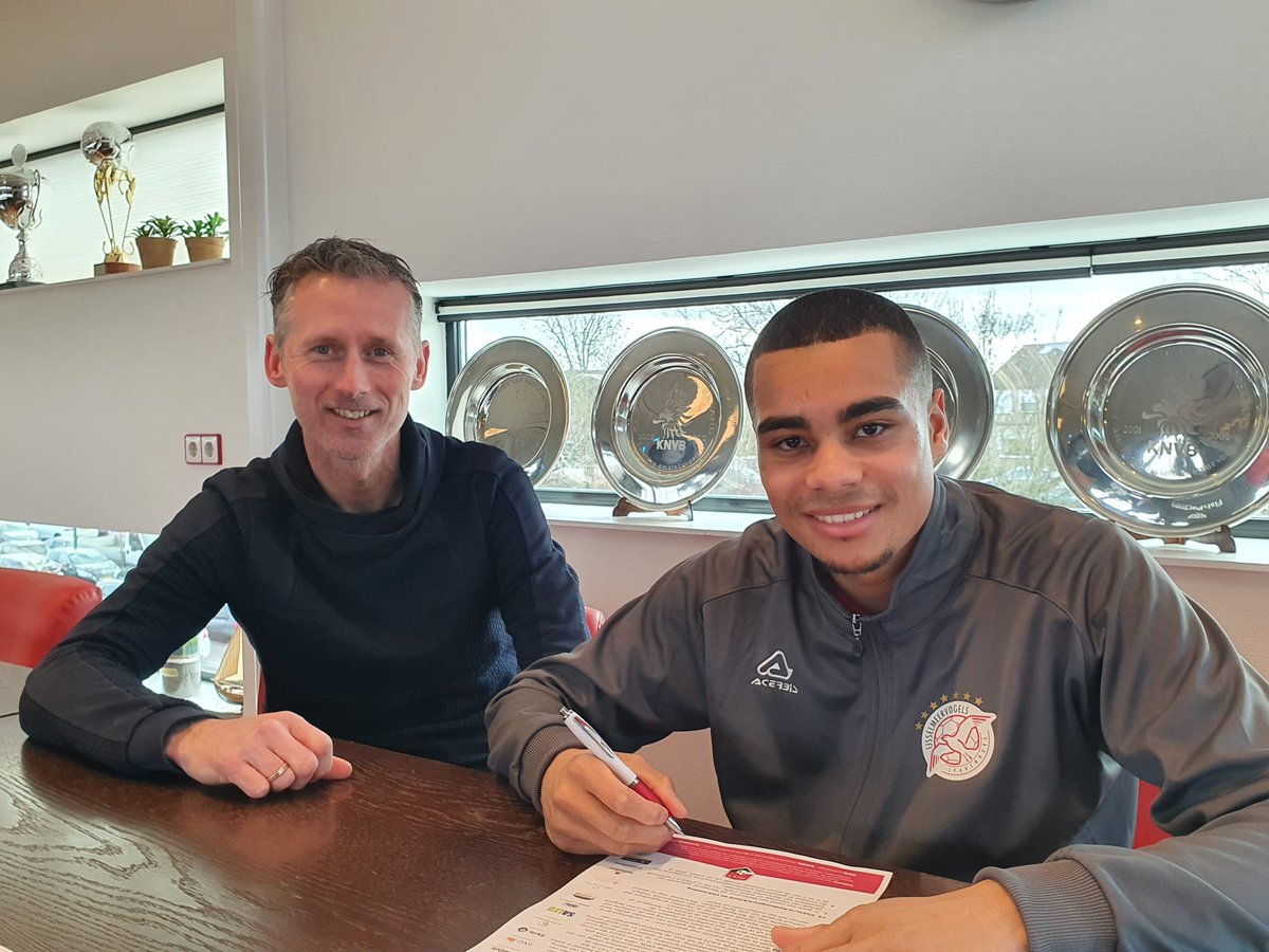 VVIJV's tweet photo. HET EERSTE 🔄 | Bradley Martis (23) door technische commissie gestrikt als nieuwe vleugelverdediger. De voormalige Spartaan tekende vanmiddag een contract voor anderhalf jaar en speelde vanmiddag al mee.

LEES MEER ➡️ https://t.co/vuZOIt3MJv https://t.co/j1ZMTYufBk
