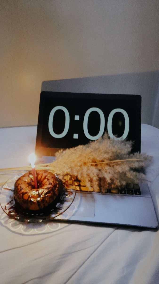 freedom_raha's tweet photo. تولدم مبارک🤍🎂🍩 https://t.co/Kl1iHQ6Qgg